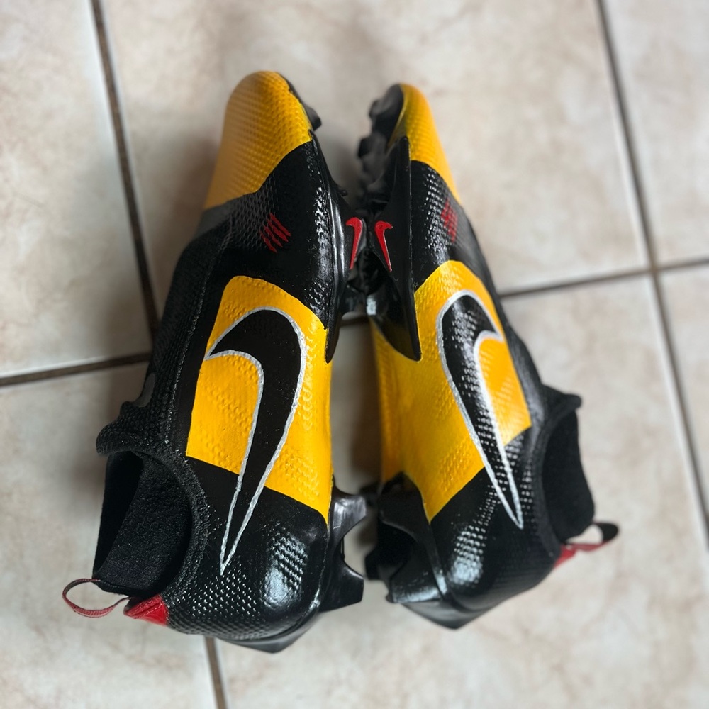 Men’s size 8 Kobe Bruce Lee Nike Vapor football cleats